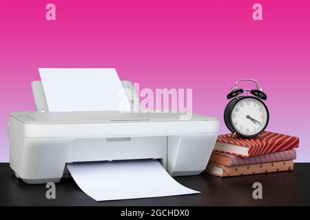 Stampante laser domestica compatta su sfondo grigio Foto stock - Alamy