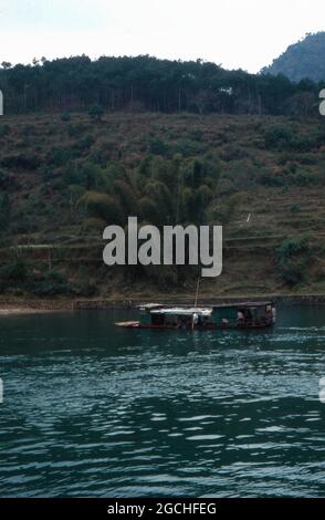 Berge am li Jiang Fluss nahe der Stadt Guilin, Cina 1998. Montagne sulla riva del fiume li Jiang vicino alla città di Guilin, Cina 1998. Foto Stock