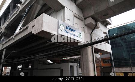 Stazione BTS Charoen Nakorn Centro commerciale Iconsiam Skytrain Gold Line Bangkok Thailandia sistema monorotaia senza conducente Foto Stock