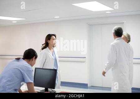 I medici e gli infermieri in ospedale Foto Stock