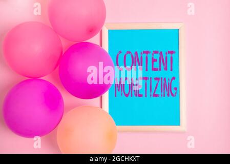 Scrittura visualizzazione del testo monetizzazione del contenuto. Panoramica aziendale fare soldi dal contenuto che esiste sul tuo sito web colorato Party Invitation Designs Foto Stock