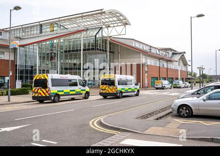 Port Talbot, Regno Unito - 4 luglio 2021: Neath Port Talbot Hospital, Galles meridionale, Regno Unito. È gestito dal Swansea Bay University Health Board. Ambulanze parcheggiate all'esterno dell'ospedale Foto Stock