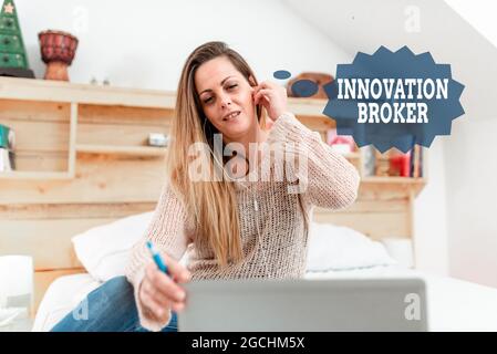 Visualizzazione concettuale di Innovation Broker. Business idea aiutare a mobilitare le innovazioni e identificare le opportunità occasionali Internet Surfing, studente Foto Stock