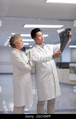 I medici discutono di immagini radiografiche Foto Stock
