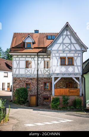 Splendidamente ristrutturato casa a graticcio tipico per la regione in una piccola comunità nel sud della Germania Foto Stock