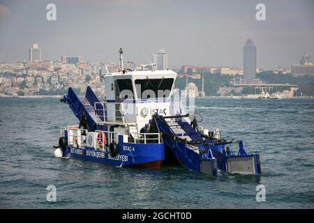 Spazzatura skimmer barca pulizia superficie acqua a Istanbul, Turchia Foto Stock