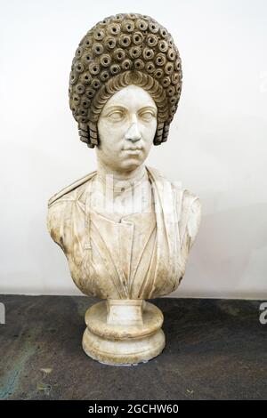 Ritratto non identificato di una donna tardo Trajanic (ad 110-117) busto di marmo Foto Stock