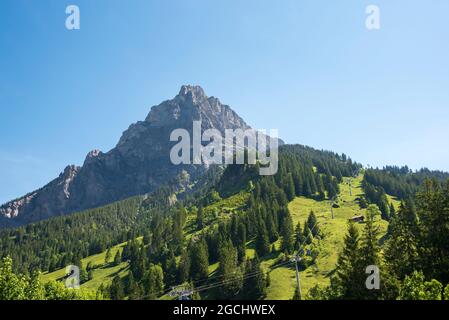 Geografia / viaggio, Svizzera, paesaggio con il Bire, la montagna locale di Kandersteg, DIRITTI-AGGIUNTIVI-AUTORIZZAZIONE-INFORMAZIONI-NON-DISPONIBILI Foto Stock