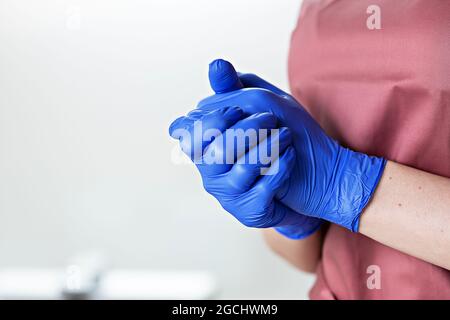 donna medico in guanti blu medico concetto di sicurezza medica Foto Stock