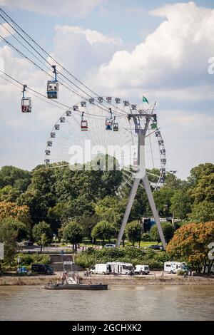 Funivia sul fiume Reno, conduce dallo Zoo al Parco del Reno nel quartiere Deutz, ruota panoramica temporanea allo zoo di Colonia, Germania. Foto Stock