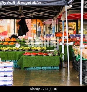 Dicembre 2020, Epsom Surrey, Londra UK, Market Stall Vendita di frutta e verdura fresca senza persone Foto Stock