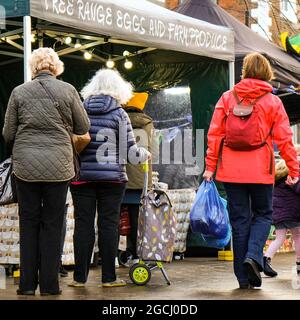 Dicembre 2020, Epsom Surrey, Londra UK, anziani Senior Women in coda per acquistare cibo fresco in un mercato all'aperto Foto Stock