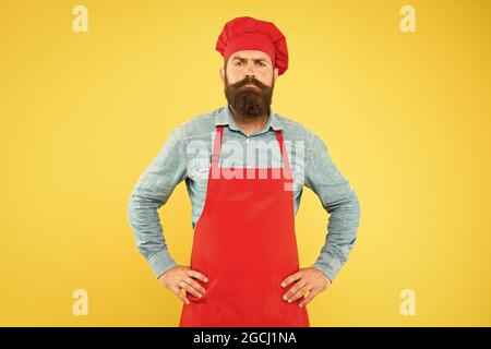 chef serio. cuoco maschile brutale in cappello e grembiule. cucina uomo  professionale. cucina ristorante e culinaria. azienda di catering.  benvenuto Foto stock - Alamy