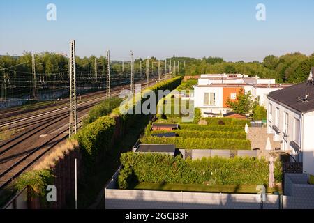 Nuove case a schiera accanto ad una linea ferroviaria a Holzwickede Foto Stock