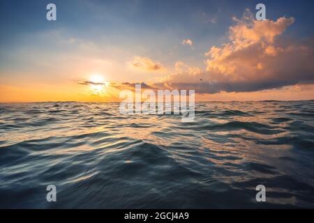 Sea Wave vicino fino a basso angolo di visione, sunrsie shot. Foto Stock