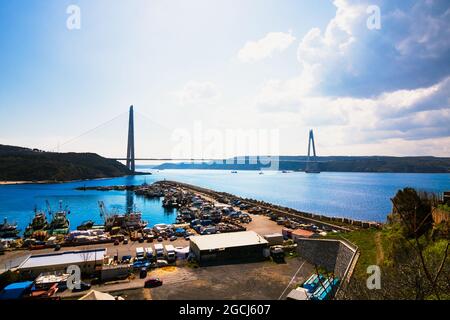 Yavuz Sultan Selim Bridge e Poyrazkoy Harbour a Istanbul. Terzo ponte sul Bosforo. Economia e sviluppo della Turchia. Foto Stock