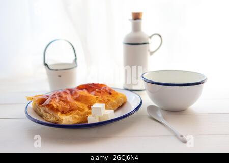 Torta al formaggio al forno con latte. Banitsa di burro bulgaro per colazione Foto Stock