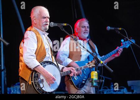 Pete Budd (chitarra/banjo) e Sedge Moore (basso) suonano con i Wurzels alla grande pecora di Devon nel 2021 Foto Stock