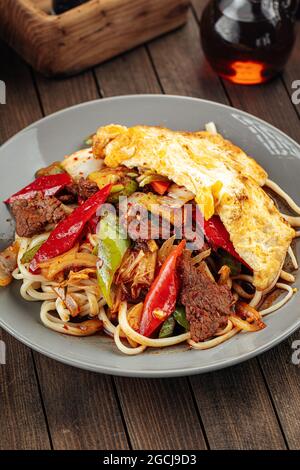 Tagliatelle asiatiche di agman guiru Foto Stock