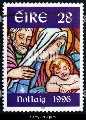 IRLANDA - CIRCA 1996: Un francobollo stampato in Irlanda mostra l'immagine della Sacra famiglia in vetro colorato, Natale, circa 1996 Foto Stock