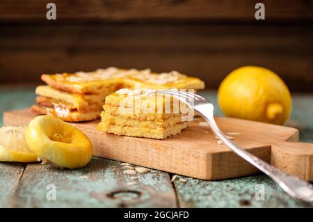 Torta di limone a strati imperfetta, oldfashioned, su un guardaroba di legno Foto Stock