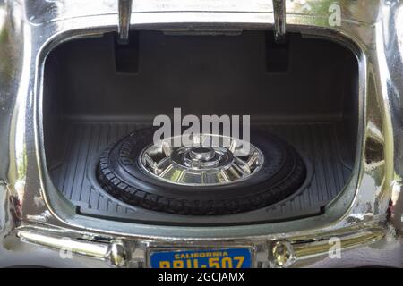 Primo piano di una ruota di scorta per auto d'epoca nel bagagliaio dell'auto Foto Stock