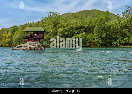 Drina River House on Rock Foto Stock