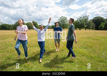 Un gruppo di giovani che festeggiano nel parco. Foto Stock