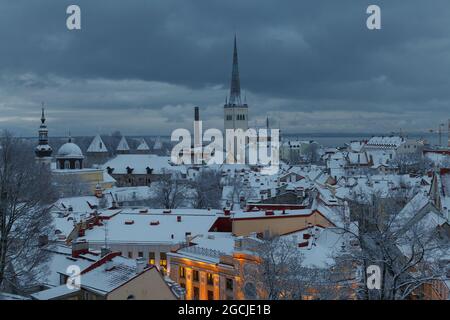 TALLINN, ESTONIA - 04 GENNAIO 2021: Vista delle strade della città vecchia in inverno Moody giorno Foto Stock