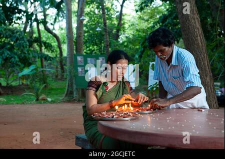 TAMIL NADU, INDIA - Aprile 2016: Accendere le candele per una celebrazione. Foto Stock