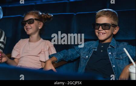Felici i bambini con occhiali 3d al cinema, guardando film. Foto Stock