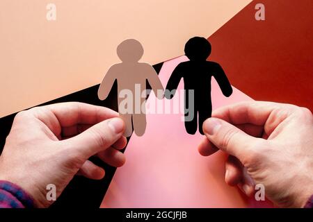 l'uomo ha silhouette in cartone bianco e nero su uno sfondo colorato. basta la discriminazione e il razzismo Foto Stock