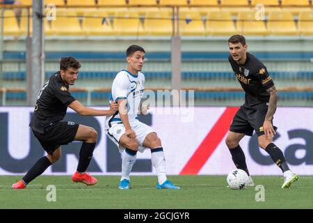 Martin Satriano (Inter) Botond Balogh (Parma) durante la partita di calcio tra Parma 0-0-2 Inter allo stadio Ennio Tardini l'8 agosto 2021 a Parma. Credit: Maurizio Borsari/AFLO/Alamy Live News Foto Stock