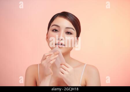 la giovane donna si prende cura della pelle del viso Foto Stock