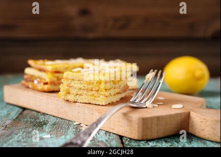 Gustosa torta al limone a strati fatta in casa e un'intera torta al limone Foto Stock