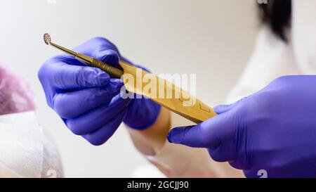 Strumenti sterili per estetista, sicurezza e cura, primo piano fotografico. Novità Foto Stock