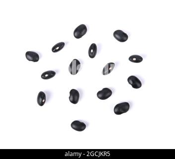 Fagioli neri (lenticchie nere, grammo nero, vigna mungo ) isolati su sfondo bianco. Vista dall'alto Foto Stock