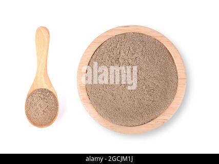 Polvere di tè Houjicha Hojicha in ciotola di legno e cucchiaio isolato su sfondo bianco. Vista dall'alto Foto Stock