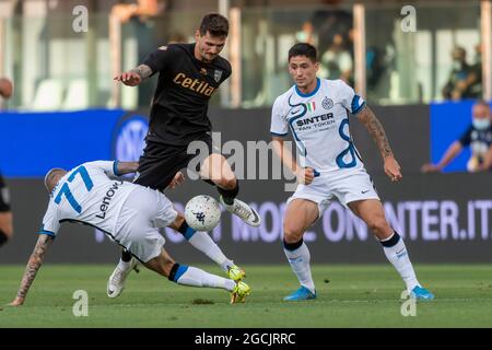 Martin Satriano (Inter) Stanko Juric (Parma) Marcelo Brozovic (Inter)durante la partita di Inter-Match tra Parma 0-0-2 Inter allo stadio Ennio Tardini l'8 agosto 2021 a Parma. Credit: Maurizio Borsari/AFLO/Alamy Live News Foto Stock