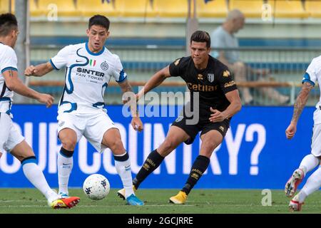 Martin Satriano (Inter) Yordan Osorio (Parma) durante la partita di Inter-Match tra Parma 0-0-2 Inter allo stadio Ennio Tardini l'8 agosto 2021 a Parma. Credit: Maurizio Borsari/AFLO/Alamy Live News Foto Stock