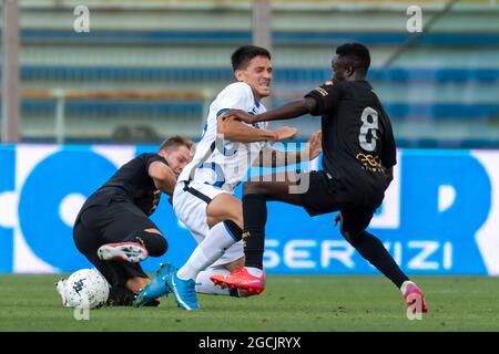 Martin Satriano (Inter) Riccardo Gagliolo (Parma) Drissa Camara (Parma) nel corso della partita di calcio tra Parma 0-0-2 Inter allo stadio Ennio Tardini l'8 agosto 2021 a Parma. Credit: Maurizio Borsari/AFLO/Alamy Live News Foto Stock