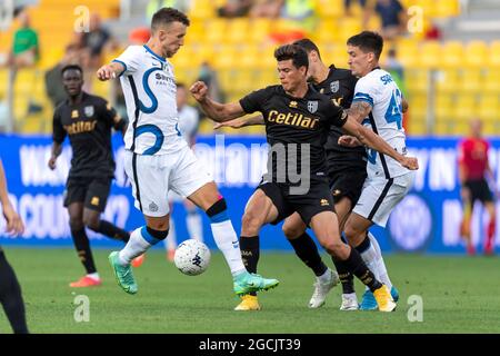 Ivan Perisic (Inter) Yordan Osorio (Parma) Martin Satriano (Inter) durante la partita di Inter-Match tra Parma 0-0-2 Inter allo stadio Ennio Tardini l'8 agosto 2021 a Parma. Credit: Maurizio Borsari/AFLO/Alamy Live News Foto Stock