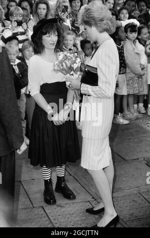 Diana, Principessa del Galles, in blazer bianco con strisce e bottoni neri e gonna coordinata parlare con la giovane infermiera alla moda Beattie Dray? Presso il London Lighthouse Center for AIDS Patients, Londra, Inghilterra. REGNO UNITO. 5 ottobre 1989 Foto Stock