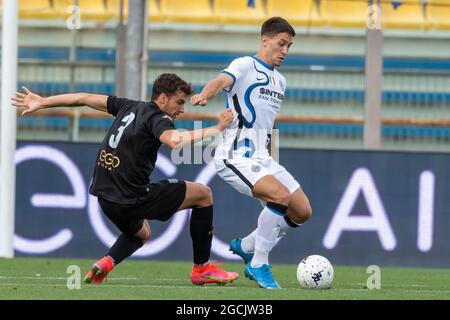 Martin Satriano (Inter) Botond Balogh (Parma) durante la partita di calcio tra Parma 0-0-2 Inter allo stadio Ennio Tardini l'8 agosto 2021 a Parma. Credit: Maurizio Borsari/AFLO/Alamy Live News Foto Stock