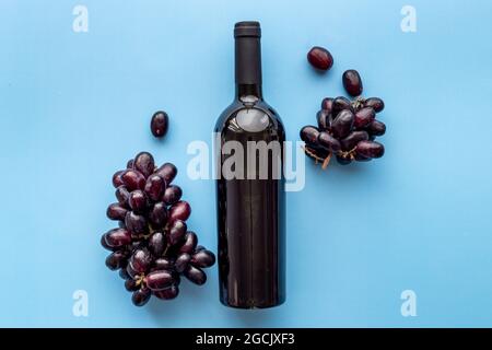 Bottiglia di vino rosso con uva. Vista dall'alto Foto Stock