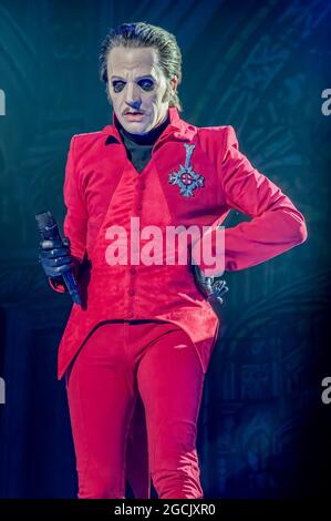 LONDRA, REGNO UNITO - 22 novembre 2019: Una foto verticale di Tobias Forge in un costume rosso che canta a Londra alla SSE Arena di Wembley Foto Stock