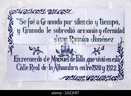 Lapide a Manuel de Falla, compositore e pianista spagnolo che visse all'Alhambra di Granada dal 1920 al 1922.situato sulla cima della collina al-Sabika, Sulla riva del fiume Darro, nella città di Granada e di fronte ai quartieri dell'Albaicin e dell'Alcazaba.originariamente costruito come una fortezza nel 889 CE., poi in gran parte ignorato.ricostruito a metà del 13 ° secolo dall'emiro arabo Nasrido Mohammed ben al-Ahmar dell'Emirato di Granada, Who Costruito il suo attuale palazzo e le mura. Dopo la Reconquista cristiana nel 1492, il sito divenne la Corte reale di Ferdinando e Isabella Foto Stock