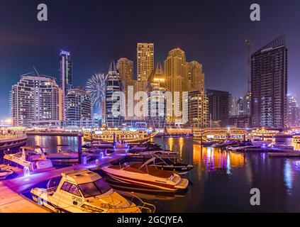 DUBA, EMIRATI ARABI Uniti - 01 marzo 2019: Vista dello skyline di Dubai Marina e dei festeggiamenti per i fuochi d'artificio. Foto Stock