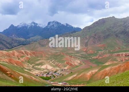 Bella natura paesaggio vista della Qilian Mountain Scenic Area Monte Zhuoer un famoso paesaggio in Qilian, Haibei, Qinghai, Cina. Foto Stock
