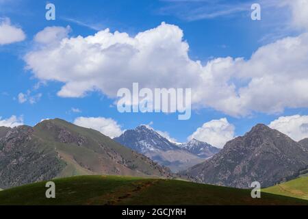 Bella natura paesaggio vista della Qilian Mountain Scenic Area Monte Zhuoer un famoso paesaggio in Qilian, Haibei, Qinghai, Cina. Foto Stock